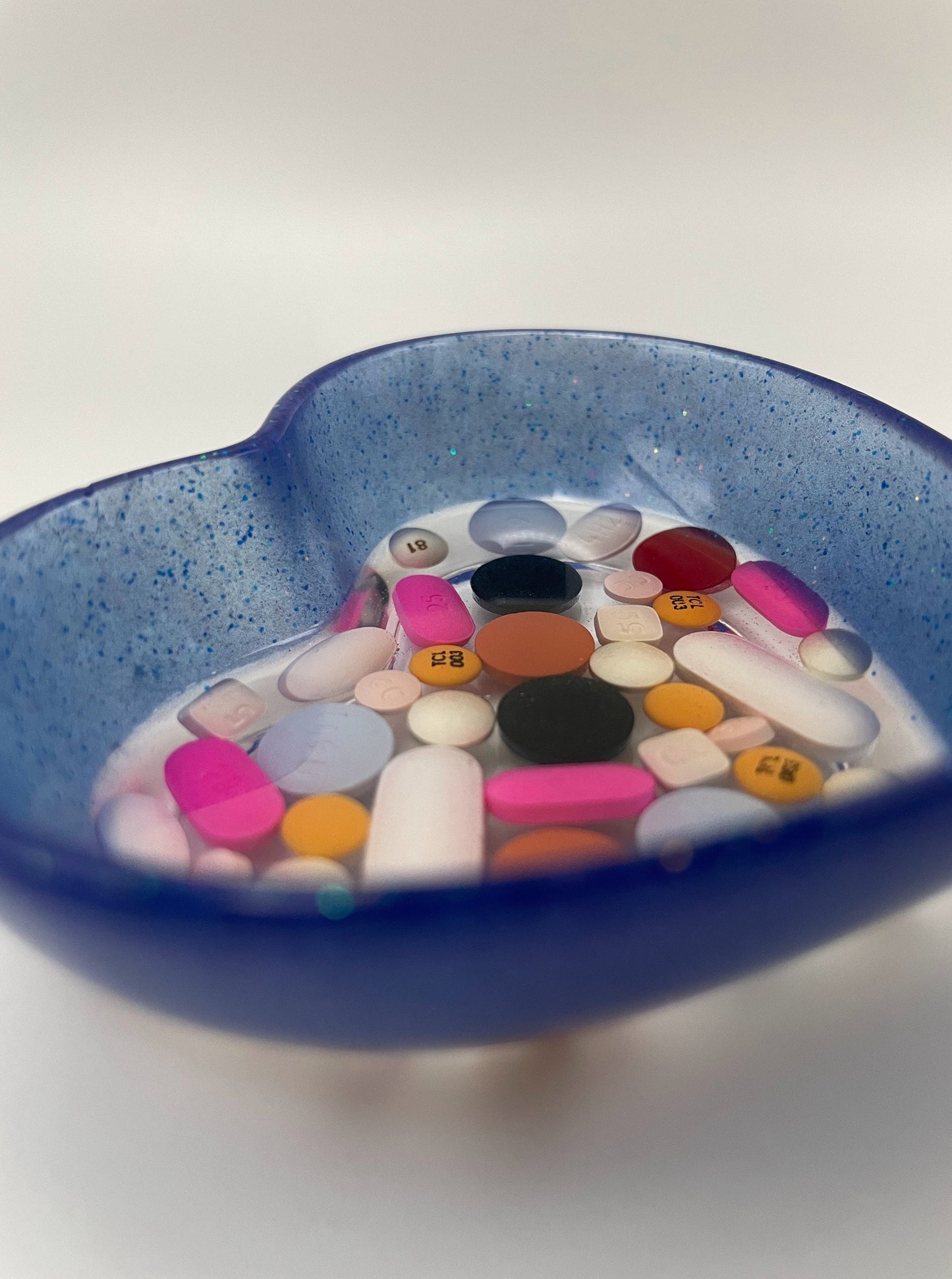 Resin medicine heart-shaped trinket bowl